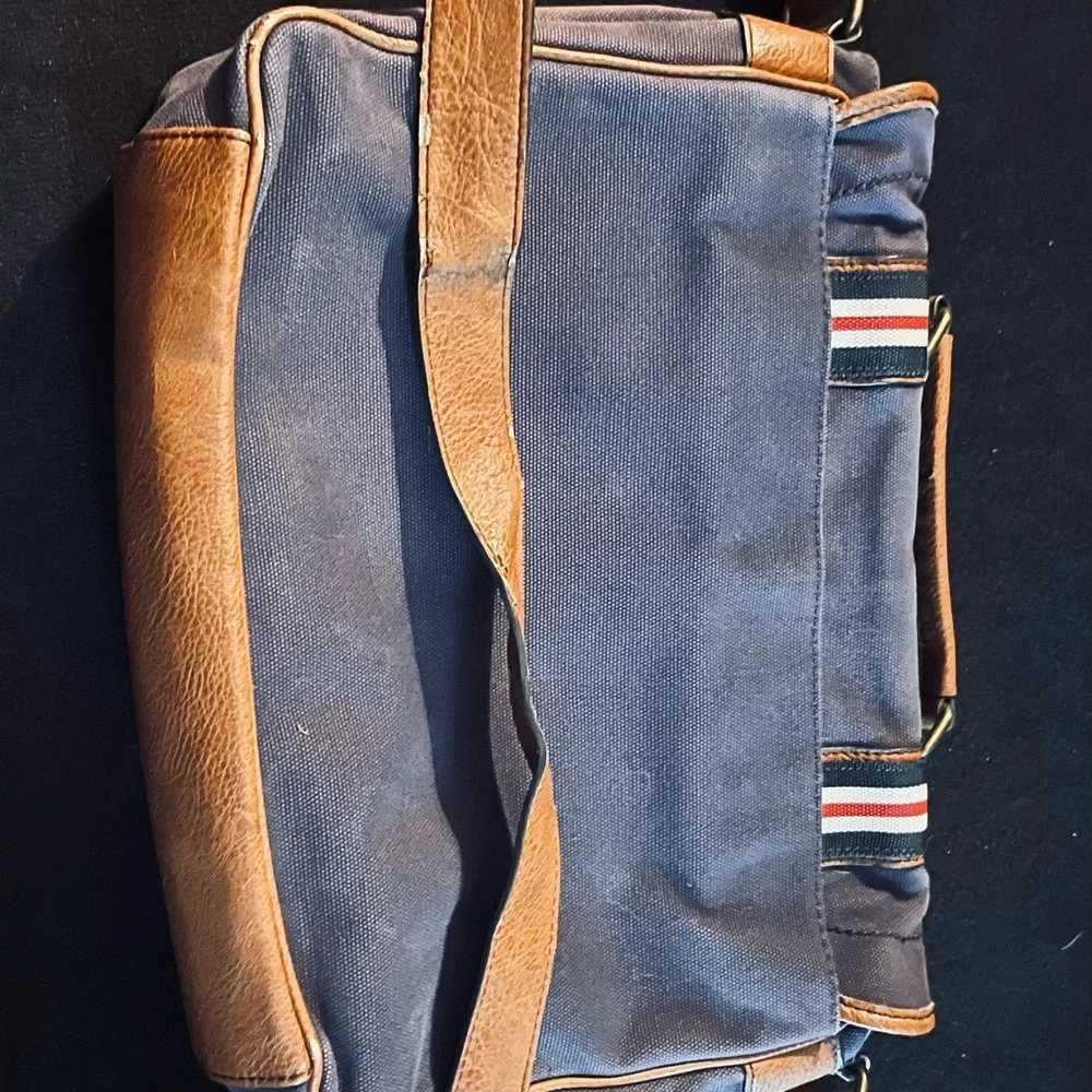 Stylish Aldo Men's Messenger Bag - Picture 2 of 6